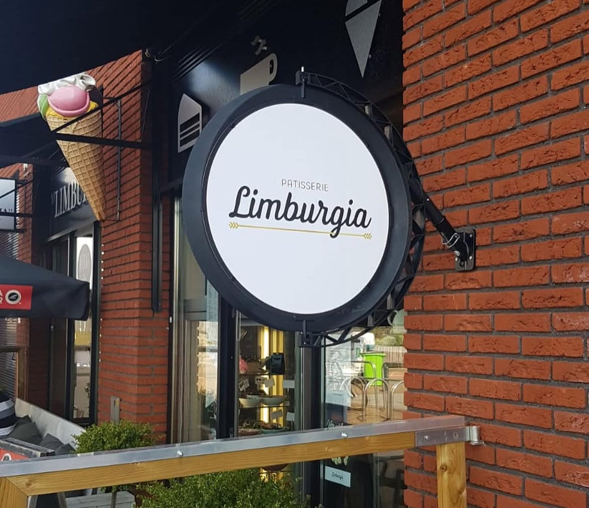Draaiende gevelreclame voor patisserie Limburgia