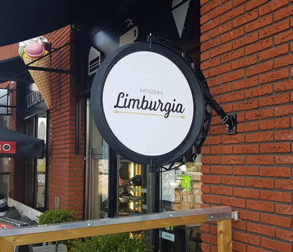 Draaiende gevelreclame voor patisserie Limburgia