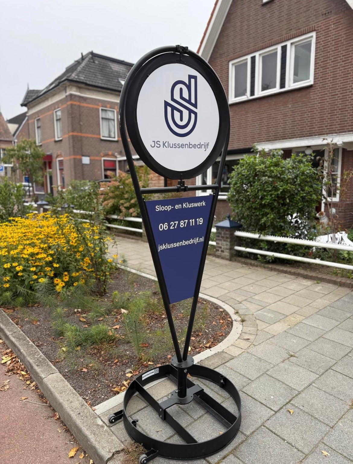 Draaiend reclamebord van JS Klussenbedrijf voor zijn werklocatie