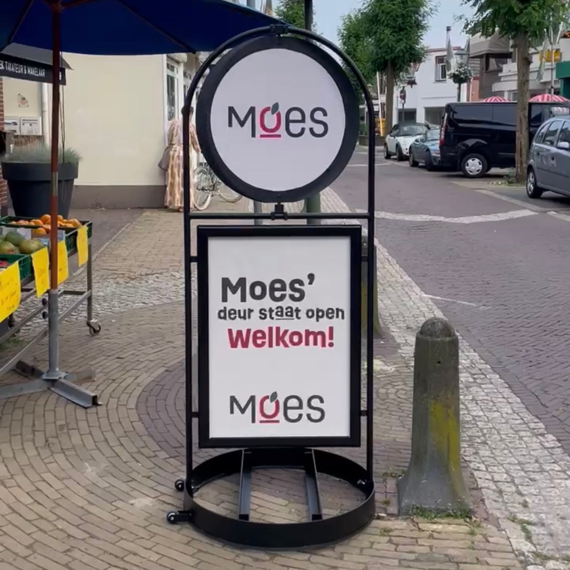 Moes draaiend stoepbord
