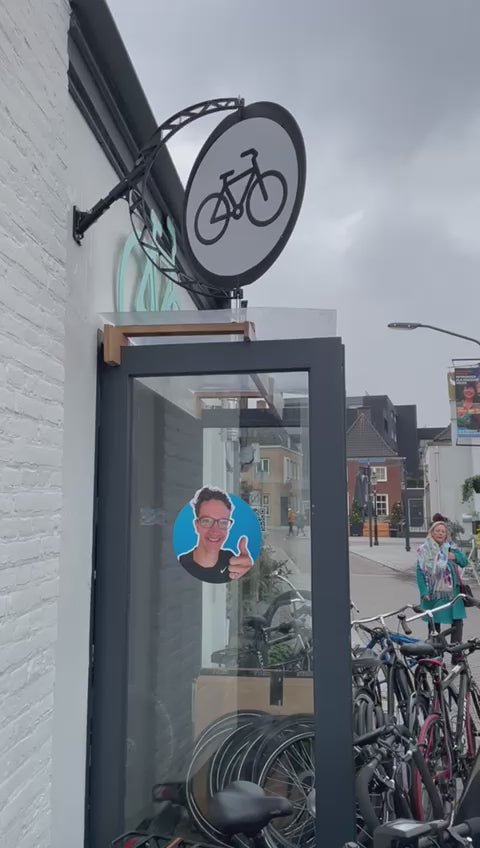 Draaiende gevelreclame bij een fietsenmaker