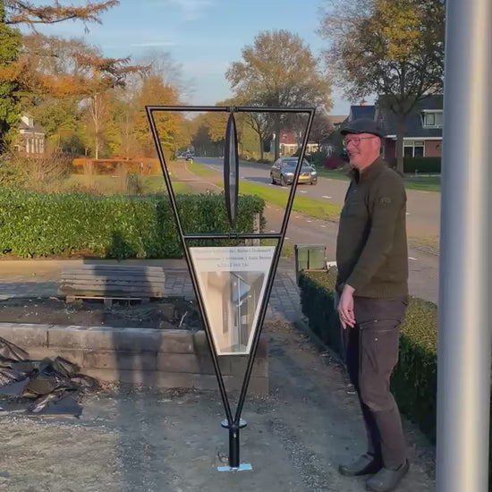 Draaiend reclamebord van Joh v.d. Honing die aan het werk is