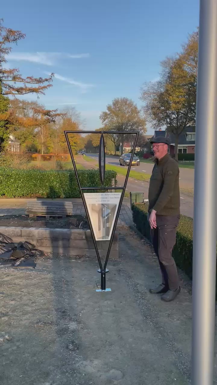 Draaiend reclamebord van Joh v.d. Honing die aan het werk is