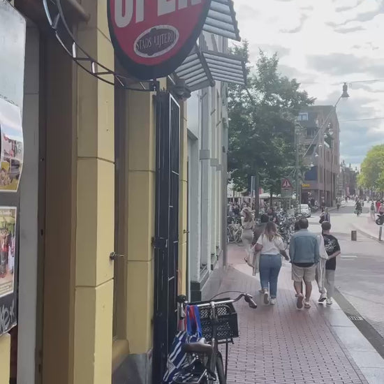 Draaiende gevelreclame die laat zien dat de winkel open is en opvalt