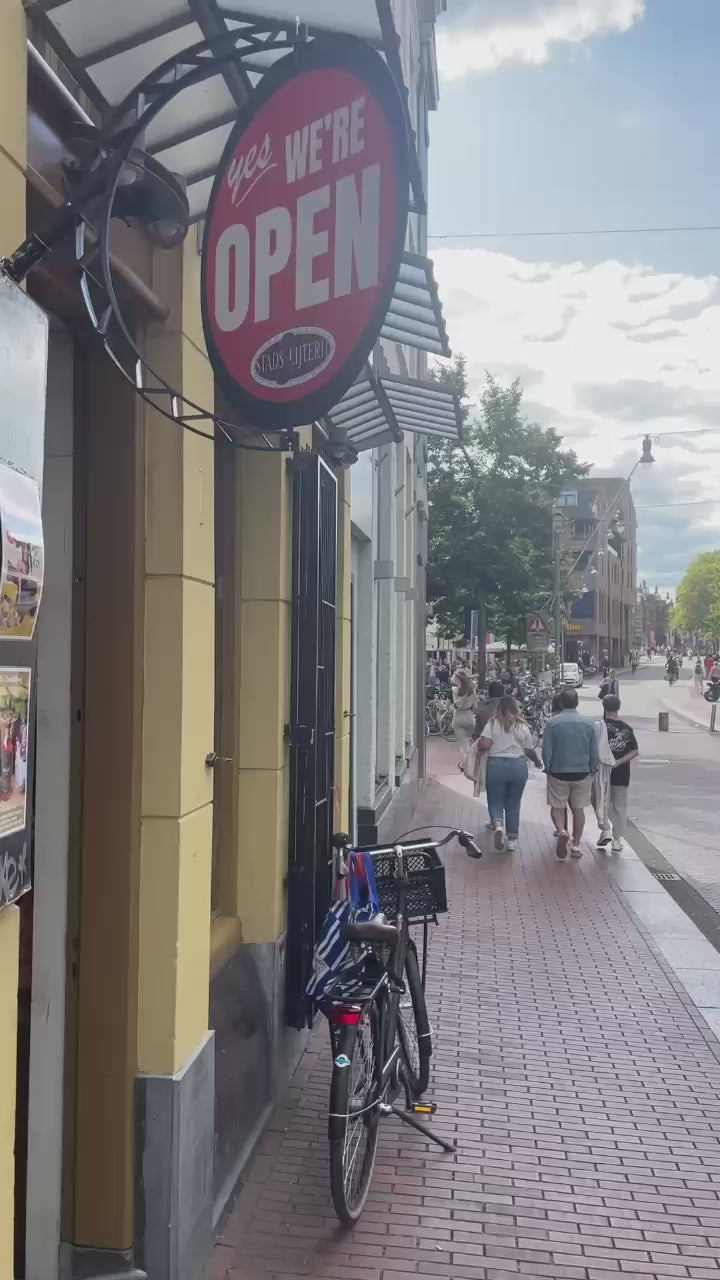Draaiende gevelreclame die laat zien dat de winkel open is en opvalt