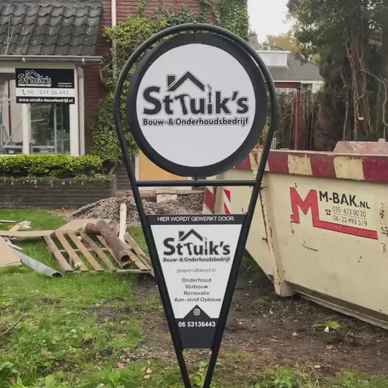 Draaiend reclamebord van Struik's bouw en onderhoudsbedrijf die in de tuin staat