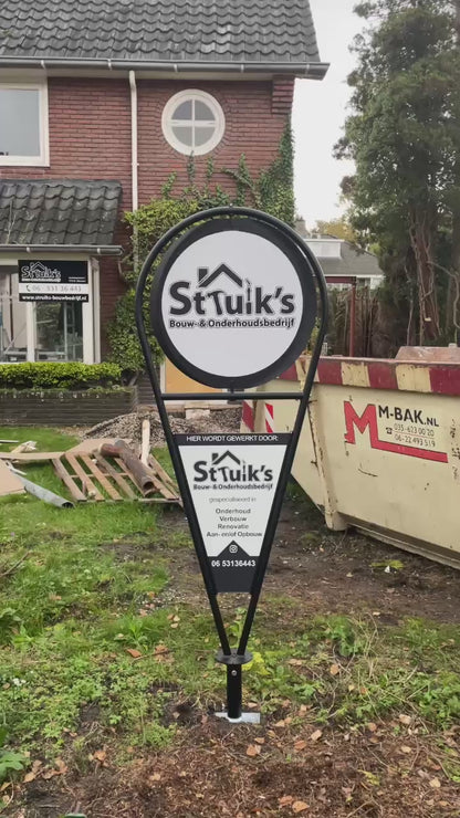Draaiend reclamebord van Struik's bouw en onderhoudsbedrijf die in de tuin staat