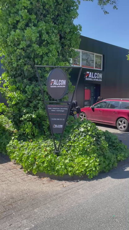 Draaiend reclamebord van Falcon die voor zijn Rijschool staat