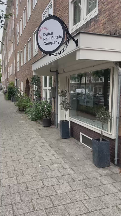 Gevelreclame die draait voor Dutch Real Estate Company