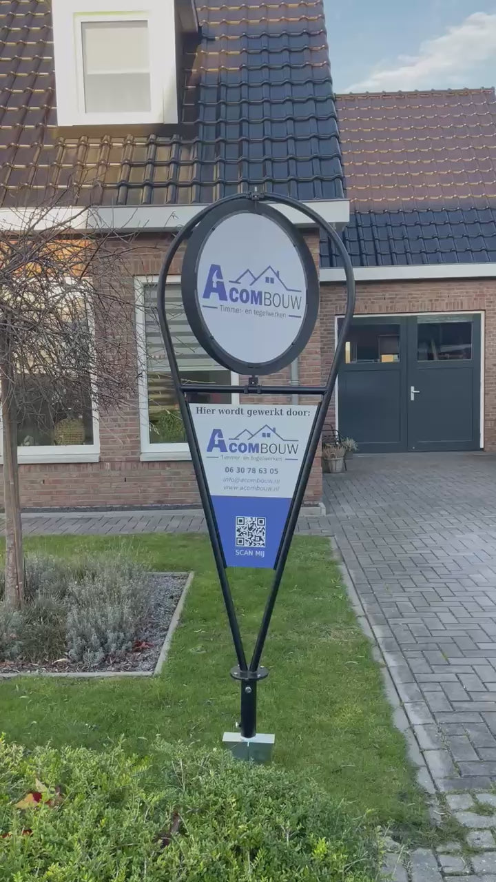 Draaiend reclamebord van Acombouw die in de tuin staat voor zijn werklocatie 